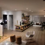 Remodelación de casa terminada, sala moderna entregada en Miami, FL