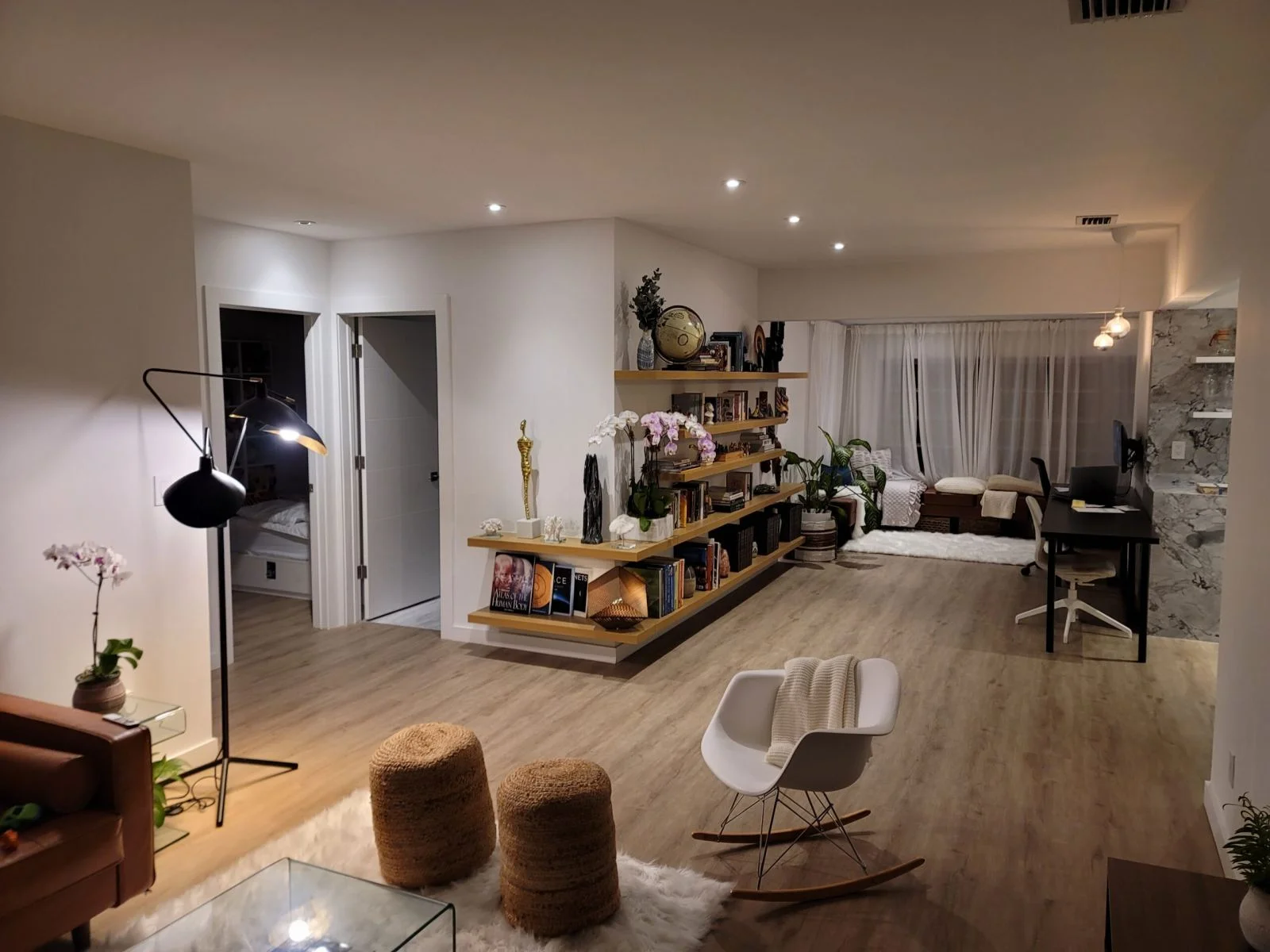 Remodelación de casa terminada, sala moderna entregada en Miami, FL